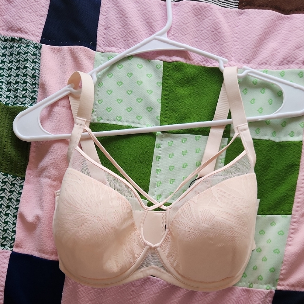Chic Lace Strappy Bra in Cream